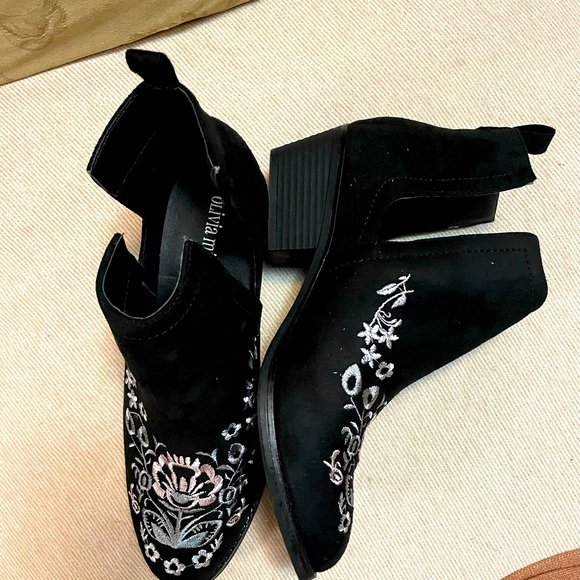 New! Olivia Miller Black Faux Suede Embroidered Cut-Out Bootie / Boots - Size 10 - Picture 2 of 4
